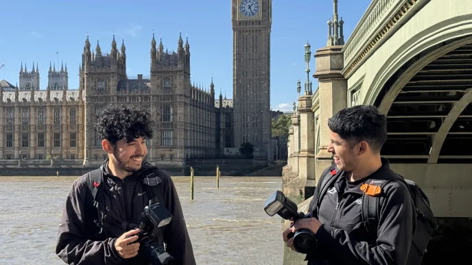 Vista Pictures gemelos peruanos fotografiando frente al Parlamento y el Big Ben en Londres.