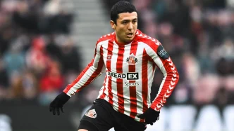 Ian Carlo Poveda-Ocampo con la camiseta del Sunderland durante un partido oficial buscando recuperar continuidad competitiva.