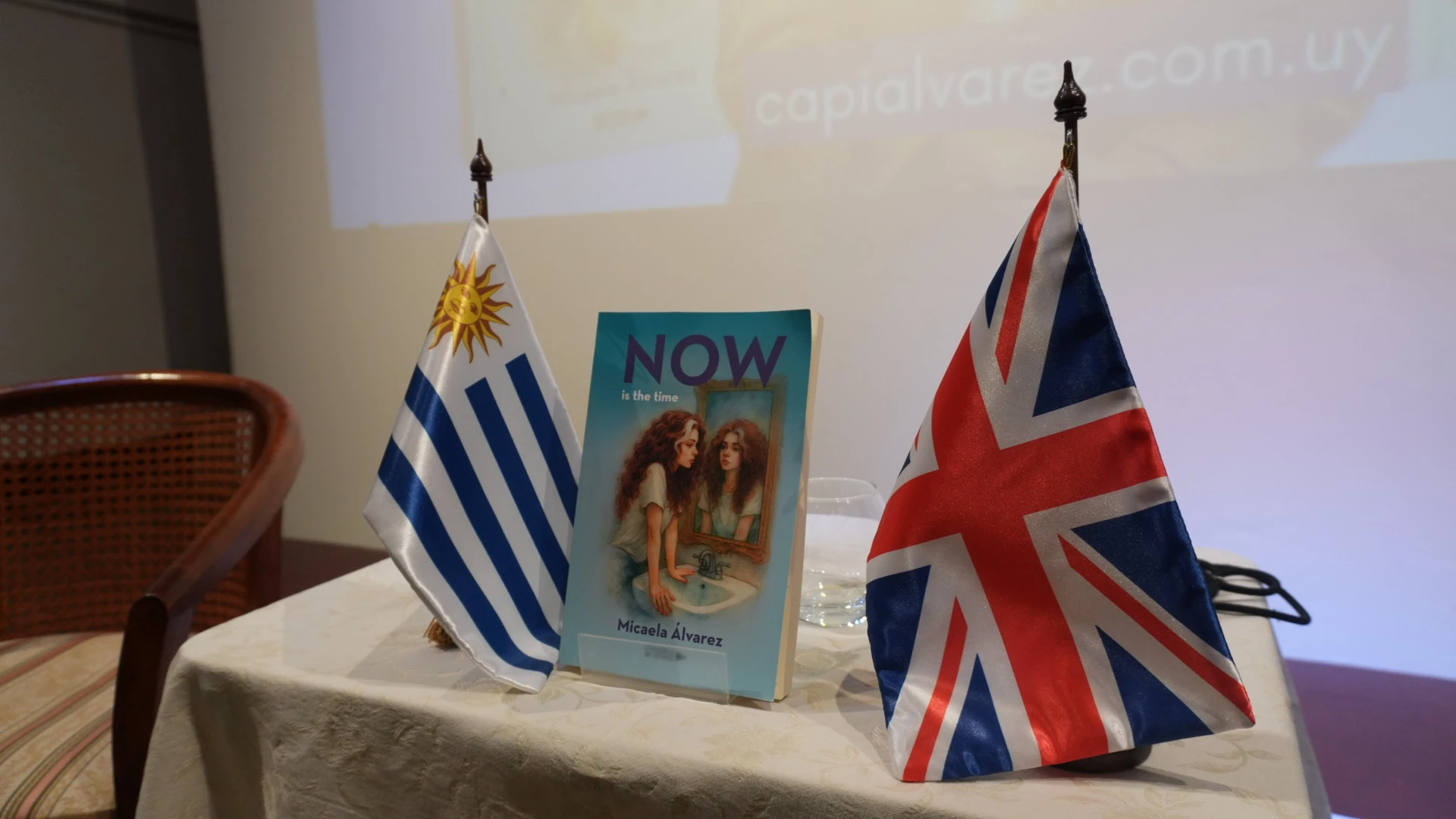 Novela Now es cuando exhibida entre las banderas de Uruguay y Reino Unido.