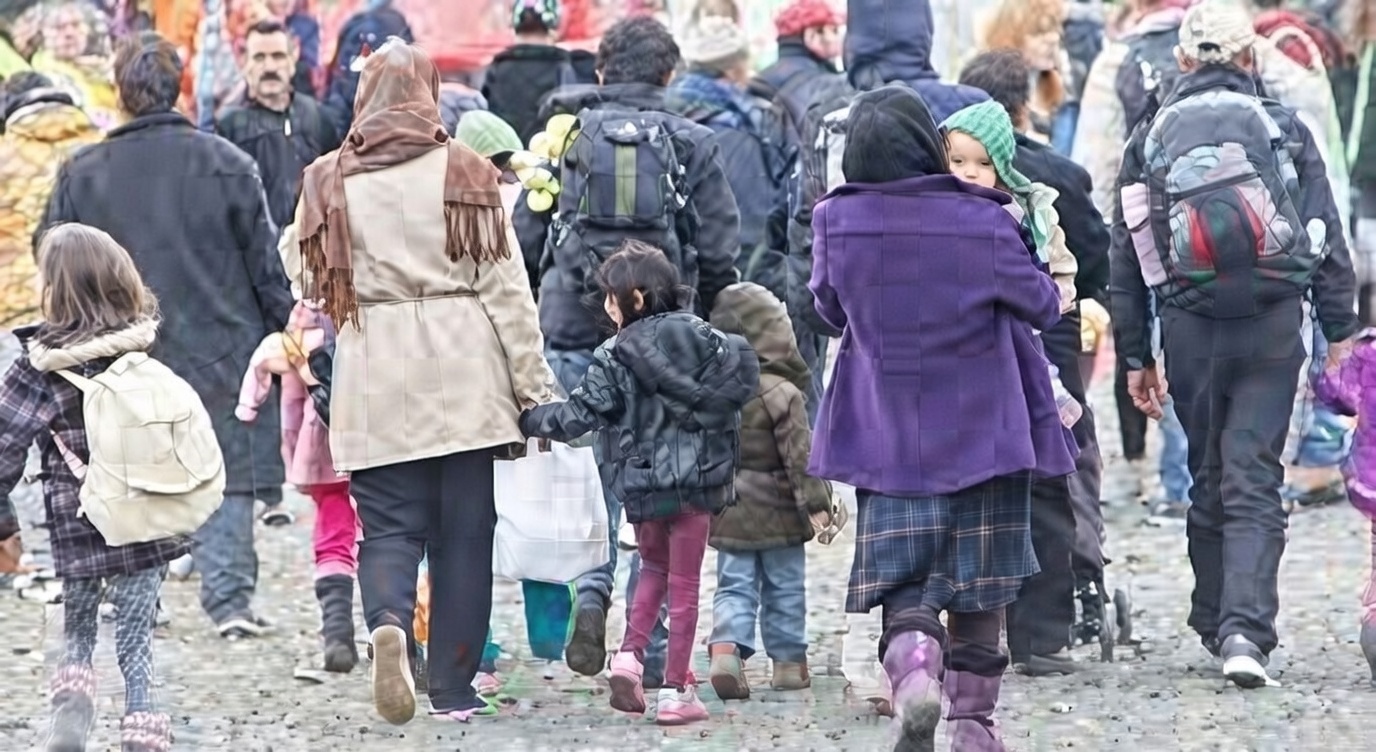 Reforma migratoria Reino Unido 2025 afecta a familias migrantes caminando con niños.