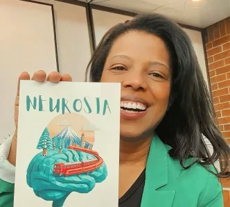 Libro Neurosia de Sadis Valencio presentado por la autora durante el lanzamiento oficial.