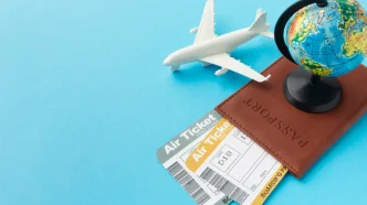 Imagen conceptual sobre crisis de valores políticos con pasaporte, boletos de avión y globo terráqueo sobre fondo azul.