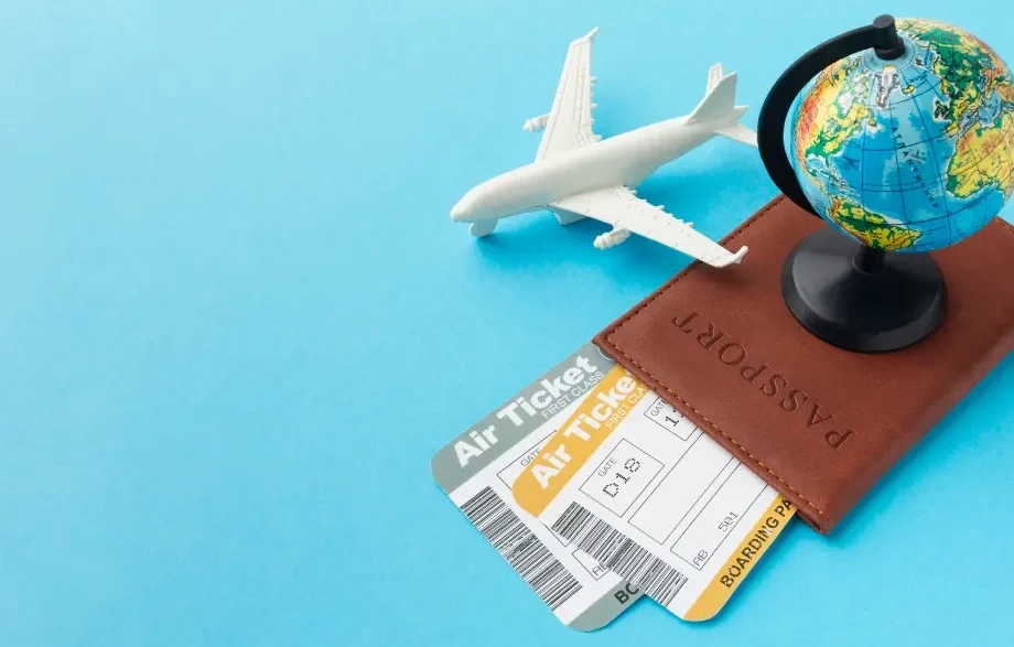 Imagen conceptual sobre crisis de valores políticos con pasaporte, boletos de avión y globo terráqueo sobre fondo azul.