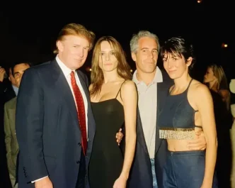 Caso Epstein documentos muestra a Donald Trump y Jeffrey Epstein en un evento social en una imagen de archivo.