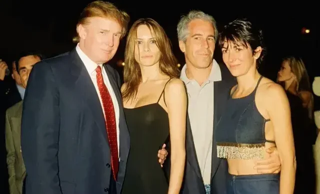 Caso Epstein documentos muestra a Donald Trump y Jeffrey Epstein en un evento social en una imagen de archivo.