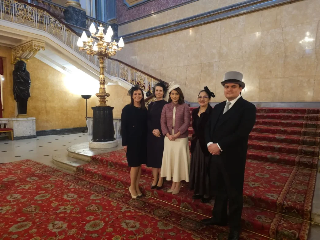 Embajadora de Colombia en Reino Unido Laura Sarabia en el Palacio de St. James durante acto protocolario.