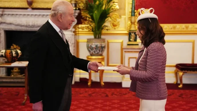 Embajadora de Colombia en Reino Unido Laura Sarabia y el rey Carlos III en el Palacio de St. James durante acto protocolario.