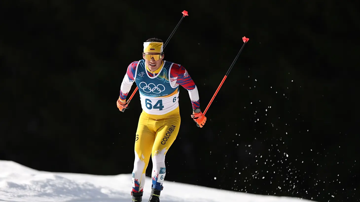 Esquiador colombiano en prueba olímpica de fondo en Milán-Cortina 2026.