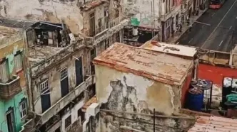 Crisis energética en Cuba refleja apagones prolongados en calles de La Habana.