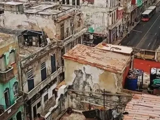 Crisis energética en Cuba refleja apagones prolongados en calles de La Habana.