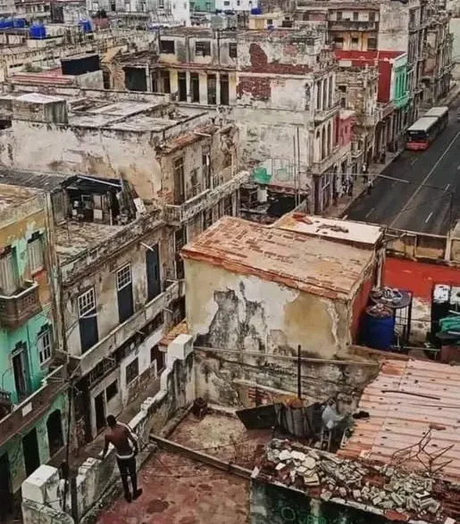Crisis energética en Cuba refleja apagones prolongados en calles de La Habana.