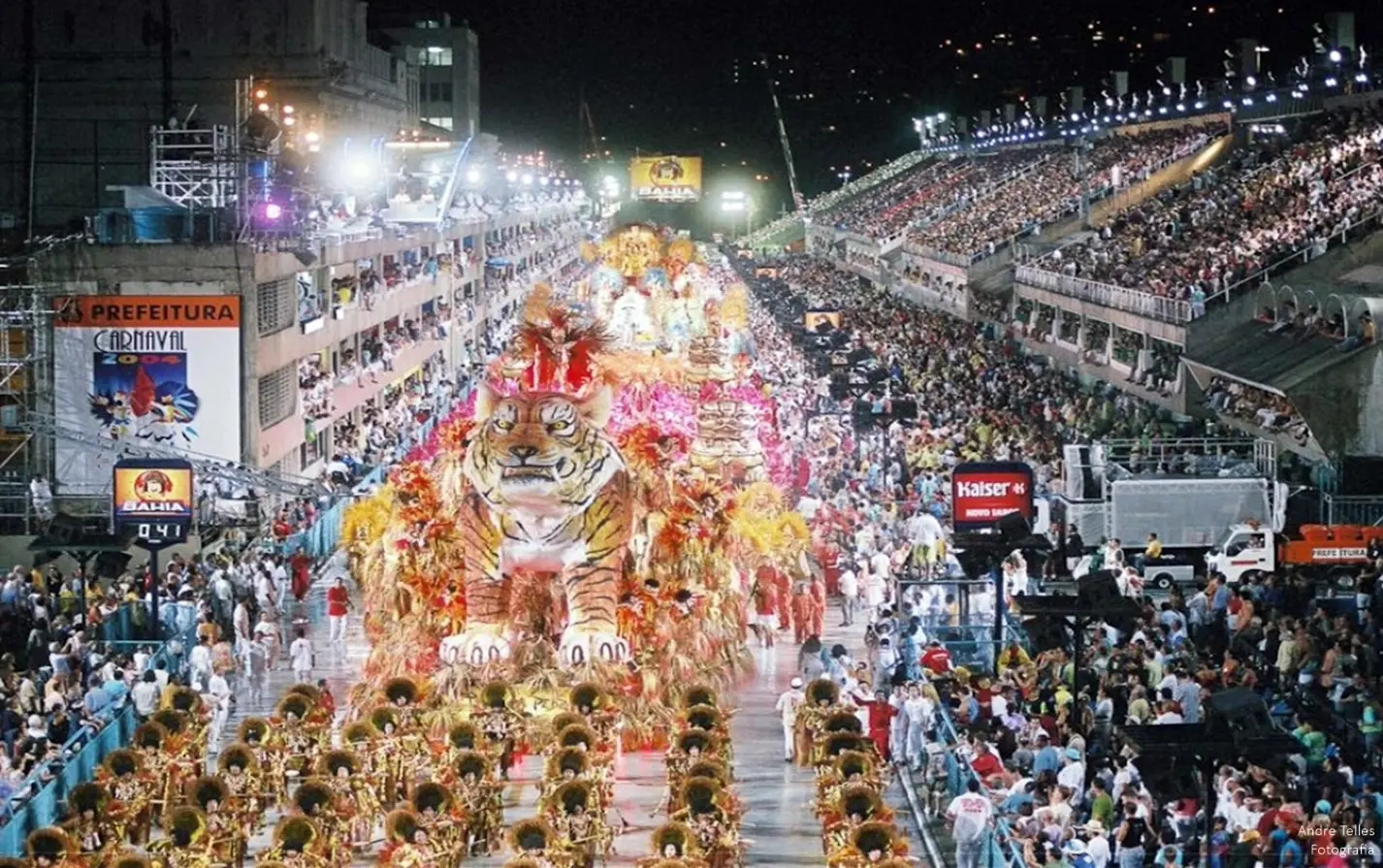 Carnavales en Sudamérica durante el desfile del Carnaval de Río de Janeiro en el Sambódromo.