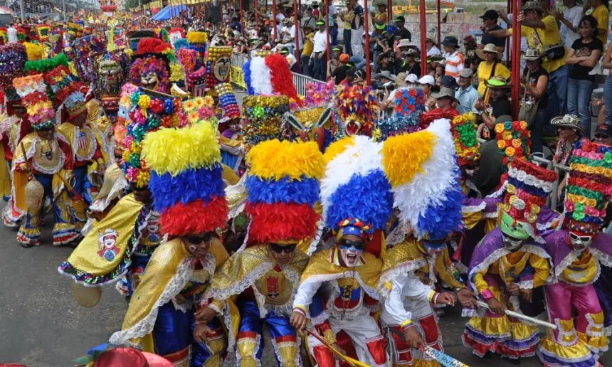 Carnavales en Sudamérica con trajes multicolor en el Carnaval de Barranquilla.