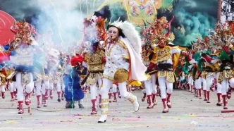 Carnavales en Sudamérica en el Carnaval de Oruro con danzantes de la diablada.