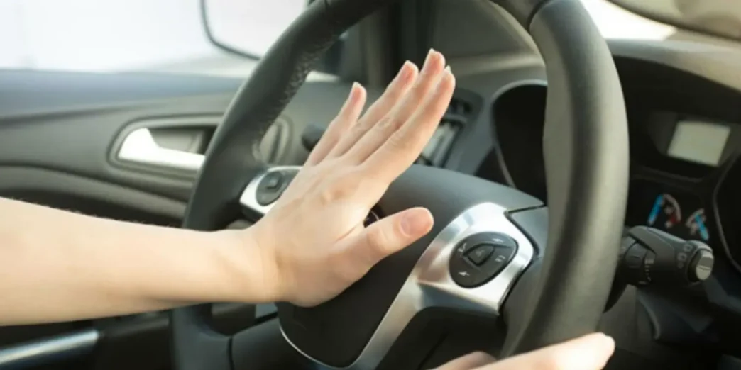 Uso del claxon Reino Unido según la Norma 112 del Código de Circulación británico.