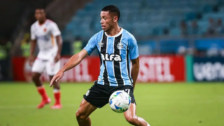 Latinoamericanos Premier League: Alysson Edward jugando con Grêmio
