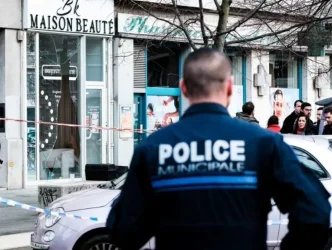 Policía municipal acordona zona tras Terror en Grenoble.