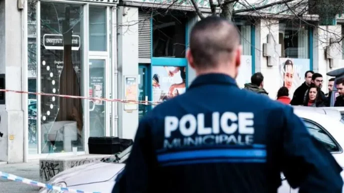 Policía municipal acordona zona tras Terror en Grenoble.