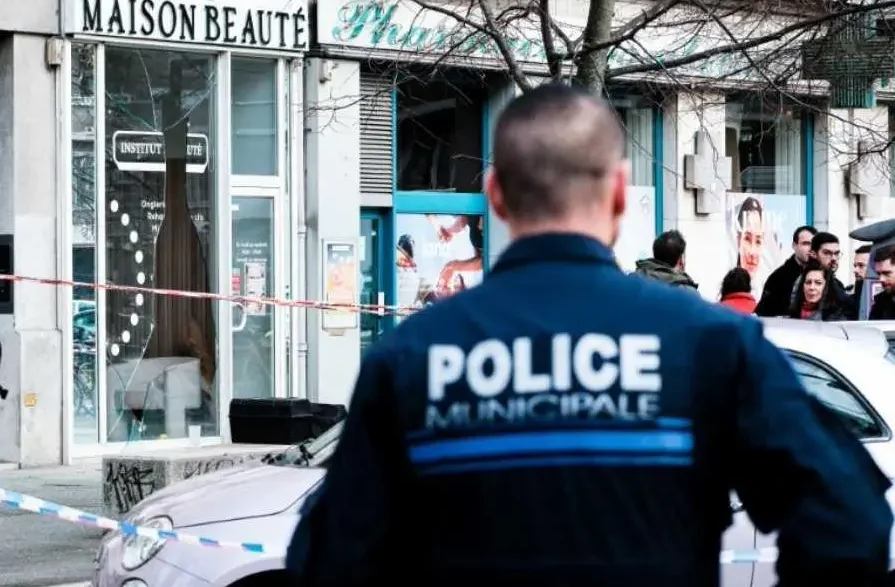 Policía municipal acordona zona tras Terror en Grenoble.