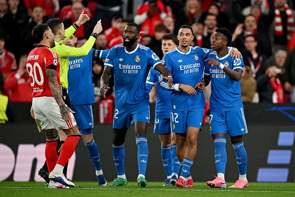 Denuncias racismo Vini Jr y reclamo de jugadores del Real Madrid al árbitro.