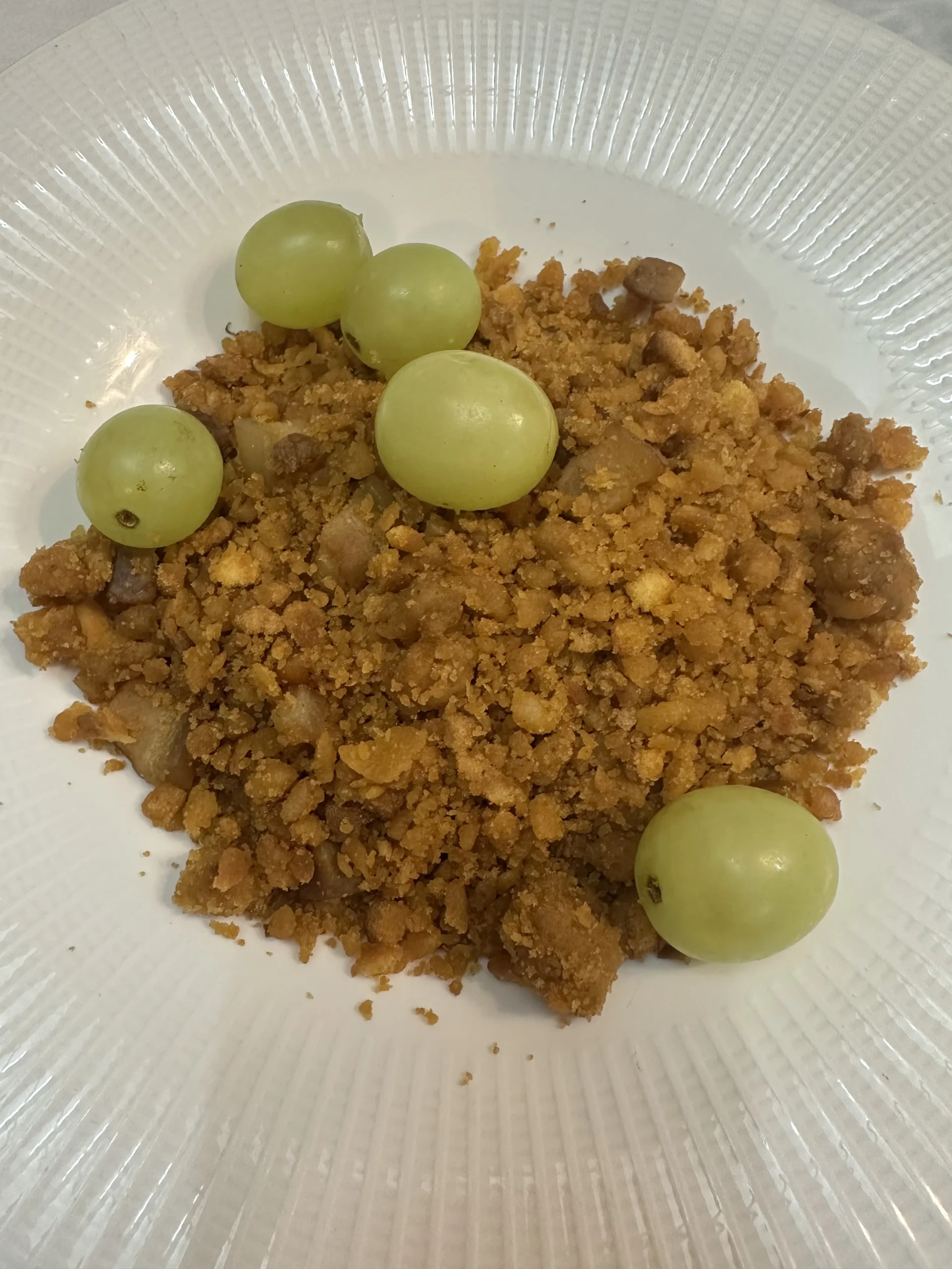 Tomelloso enoturismo con migas manchegas tradicionales acompañadas de uvas.