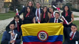 estudiantes extranjeros Francia celebran graduación con bandera de Colombia
