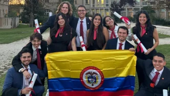estudiantes extranjeros Francia celebran graduación con bandera de Colombia