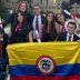 estudiantes extranjeros Francia celebran graduación con bandera de Colombia