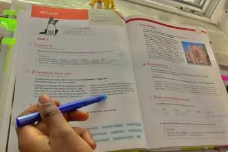 nivel de inglés B2 requerido para residencia en Reino Unido con libro de estudio abierto