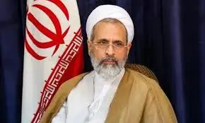 ¿Quién Gobierna a Irán ahora? Retrato del ayatolá Alireza Arafi durante una intervención oficial en Irán.