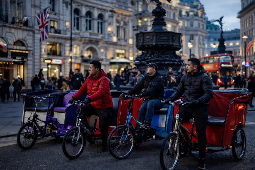 Conductores afectados por la regulación bicitaxis Londres en el centro de la capital británica.