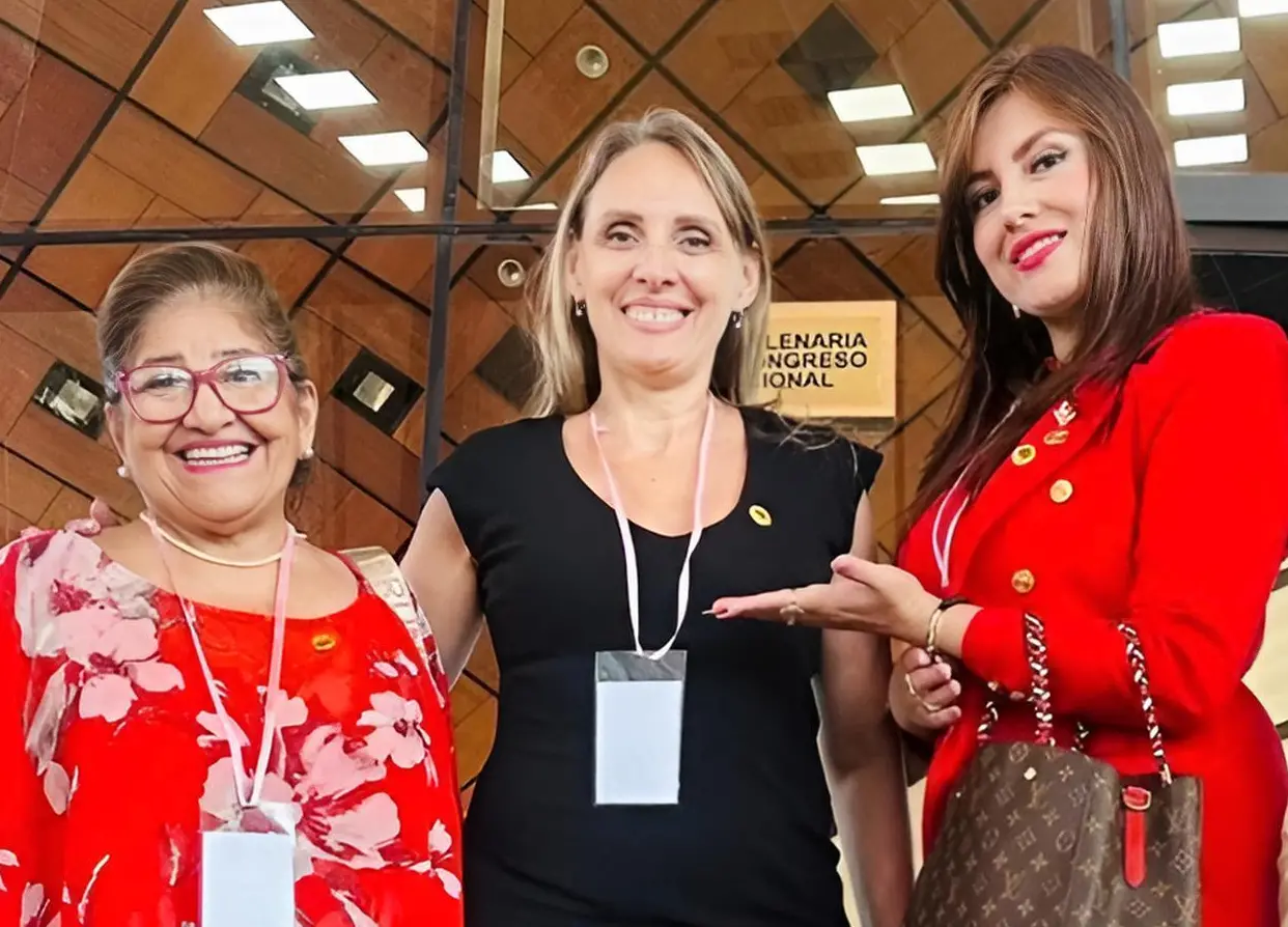 Yesenia Martell en actividad internacional durante cumbre en Paraguay.