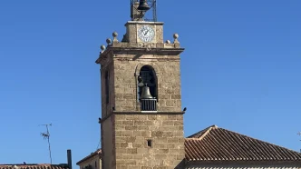 Tomelloso enoturismo en el casco histórico con la torre de la iglesia y el reloj municipal.