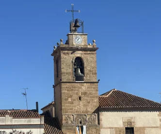 Tomelloso enoturismo en el casco histórico con la torre de la iglesia y el reloj municipal.