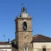 Tomelloso enoturismo en el casco histórico con la torre de la iglesia y el reloj municipal.
