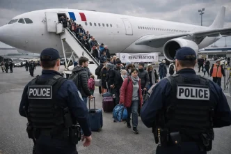 Evacuación de franceses de Oriente Medio con ciudadanos descendiendo de un avión tras repatriación
