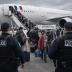 Evacuación de franceses de Oriente Medio con ciudadanos descendiendo de un avión tras repatriación
