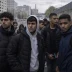 discriminación jóvenes Francia en barrios populares de París con jóvenes caminando en grupo