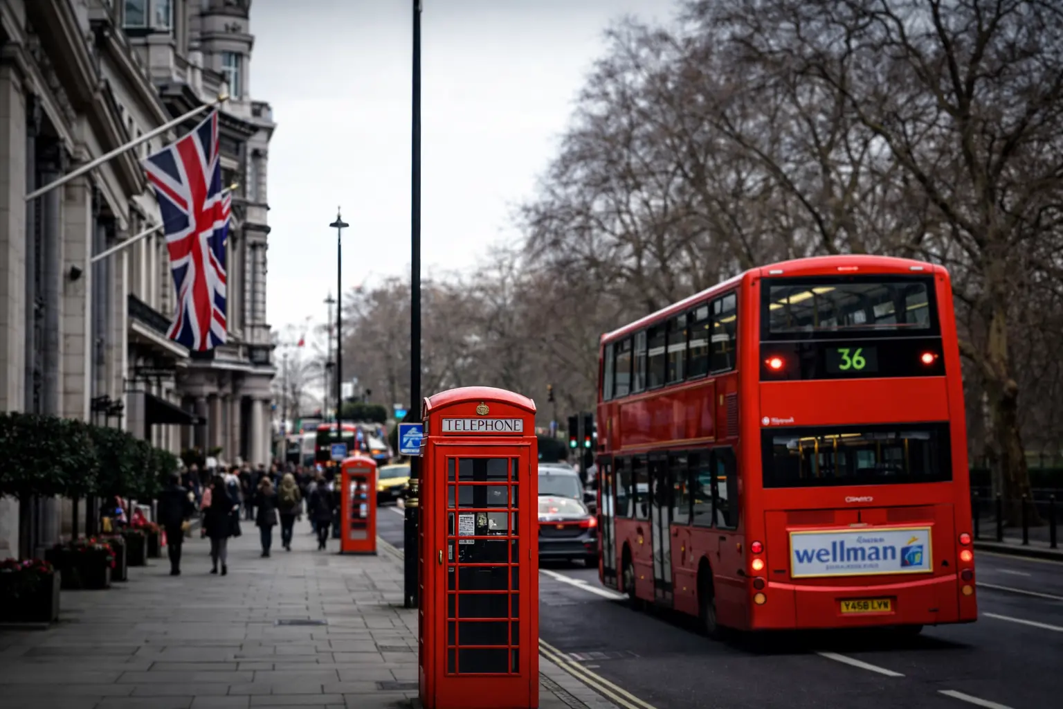 Transporte en Londres 2026 con autobús rojo y cabina telefónica tradicional.