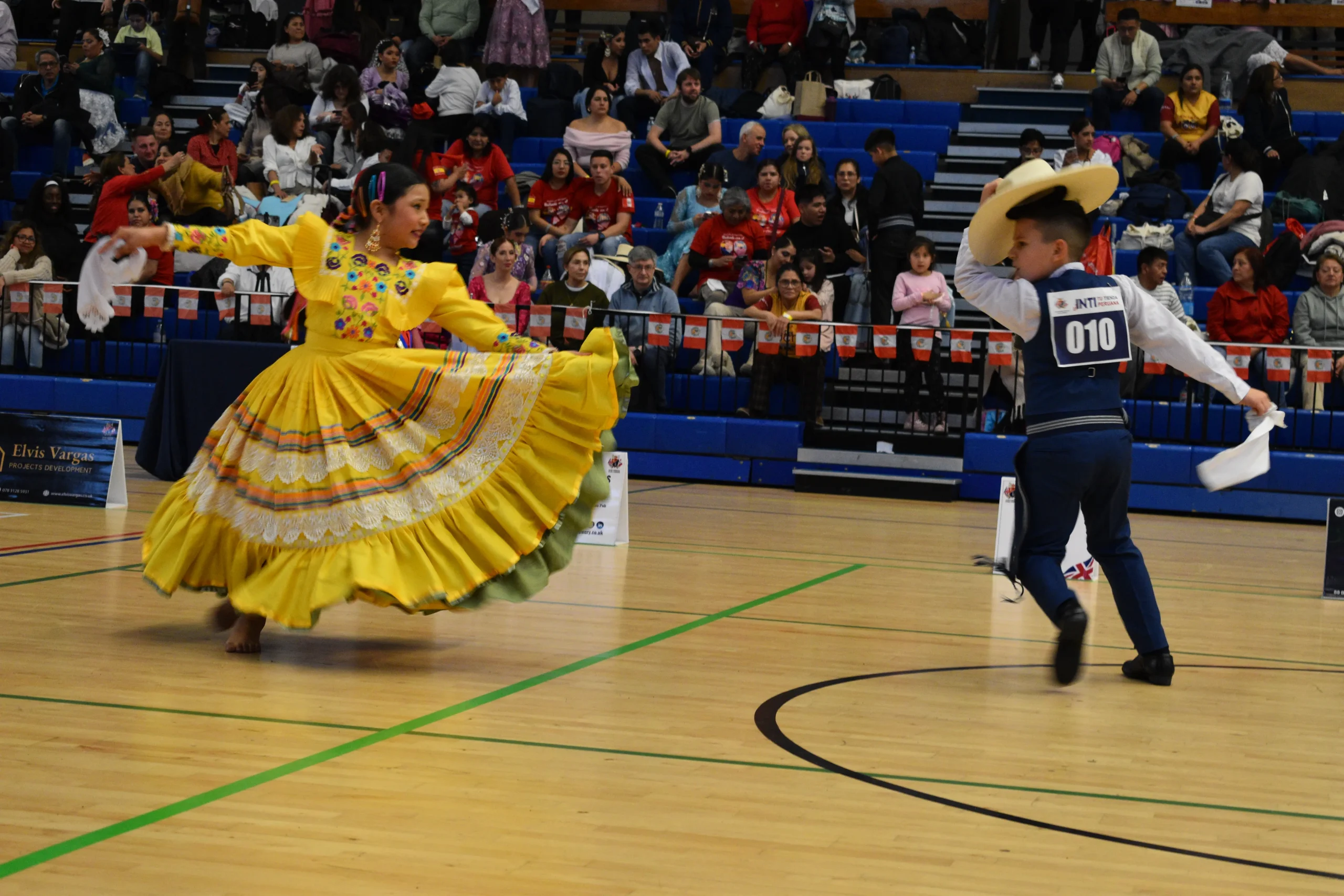 El Club Libertad Londres con pareja infantil bailando marinera durante la competencia en el Reino Unido.