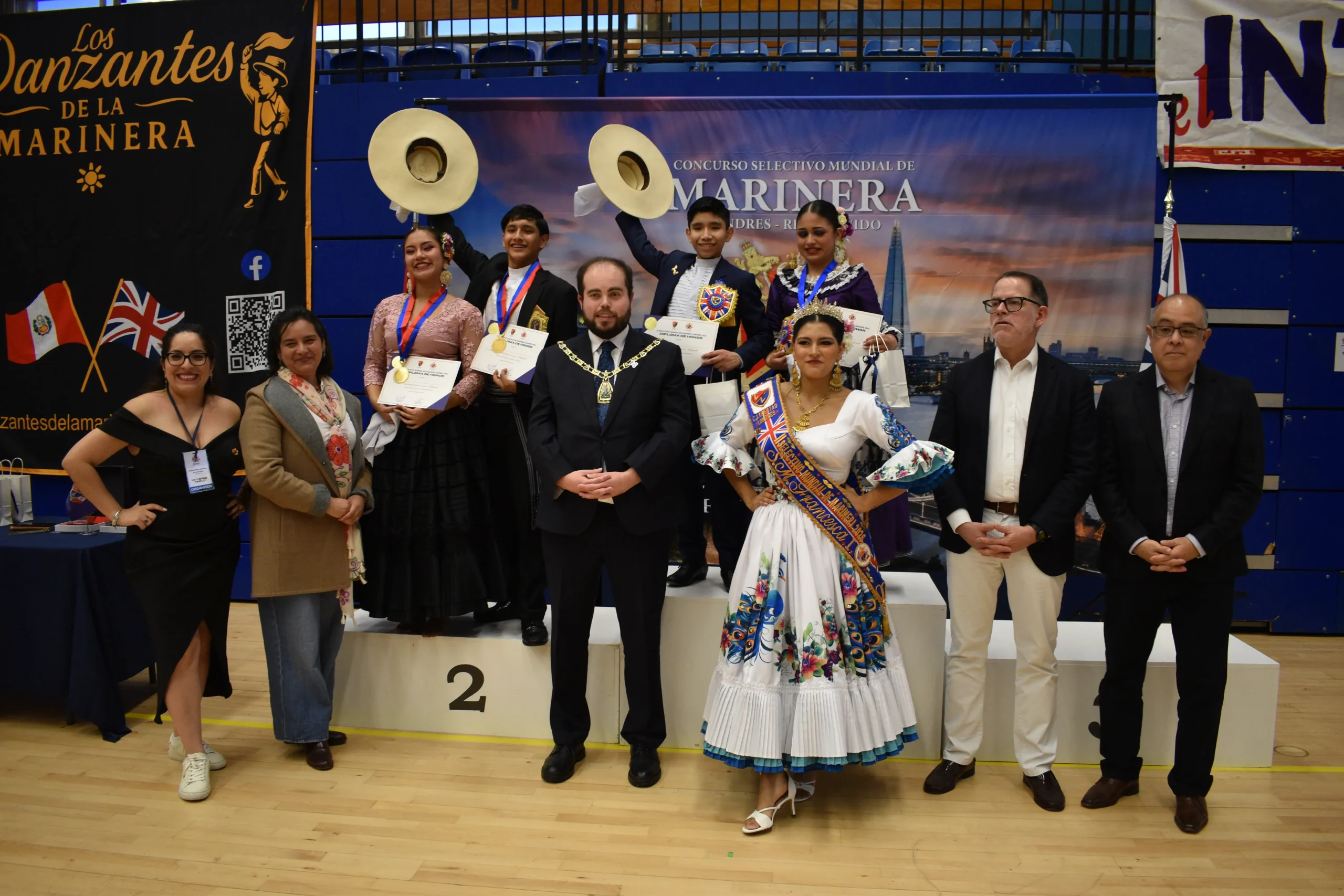 El Club Libertad Londres durante la premiación con ganadores, jurado e invitados del concurso de marinera en Reino Unido.