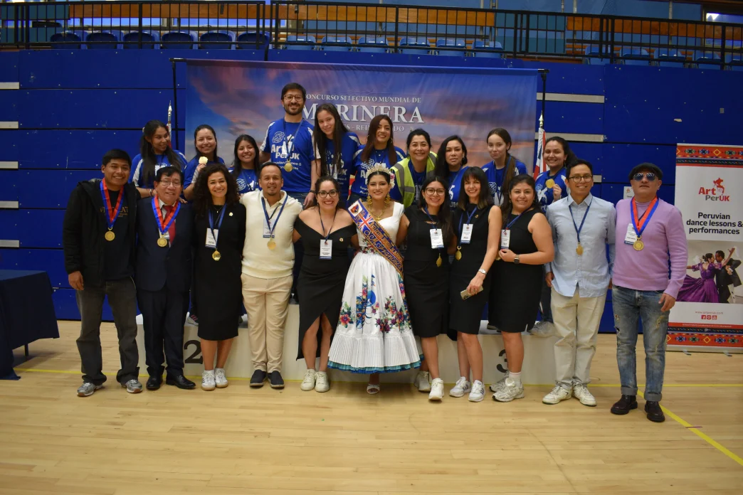 El Club Libertad Londres junto a participantes, organizadores y la reina durante el evento de marinera en el Reino Unido.