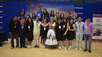El Club Libertad Londres junto a participantes, organizadores y la reina durante el evento de marinera en el Reino Unido.
