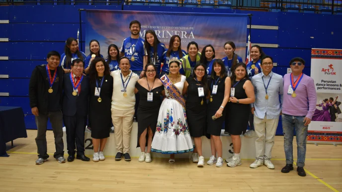 El Club Libertad Londres junto a participantes, organizadores y la reina durante el evento de marinera en el Reino Unido.