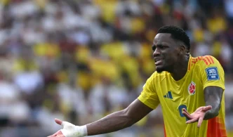 Jhon Jader Durán reclama durante un partido de la Selección Colombia.