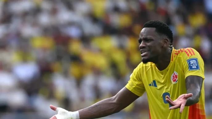 Jhon Jader Durán reclama durante un partido de la Selección Colombia.