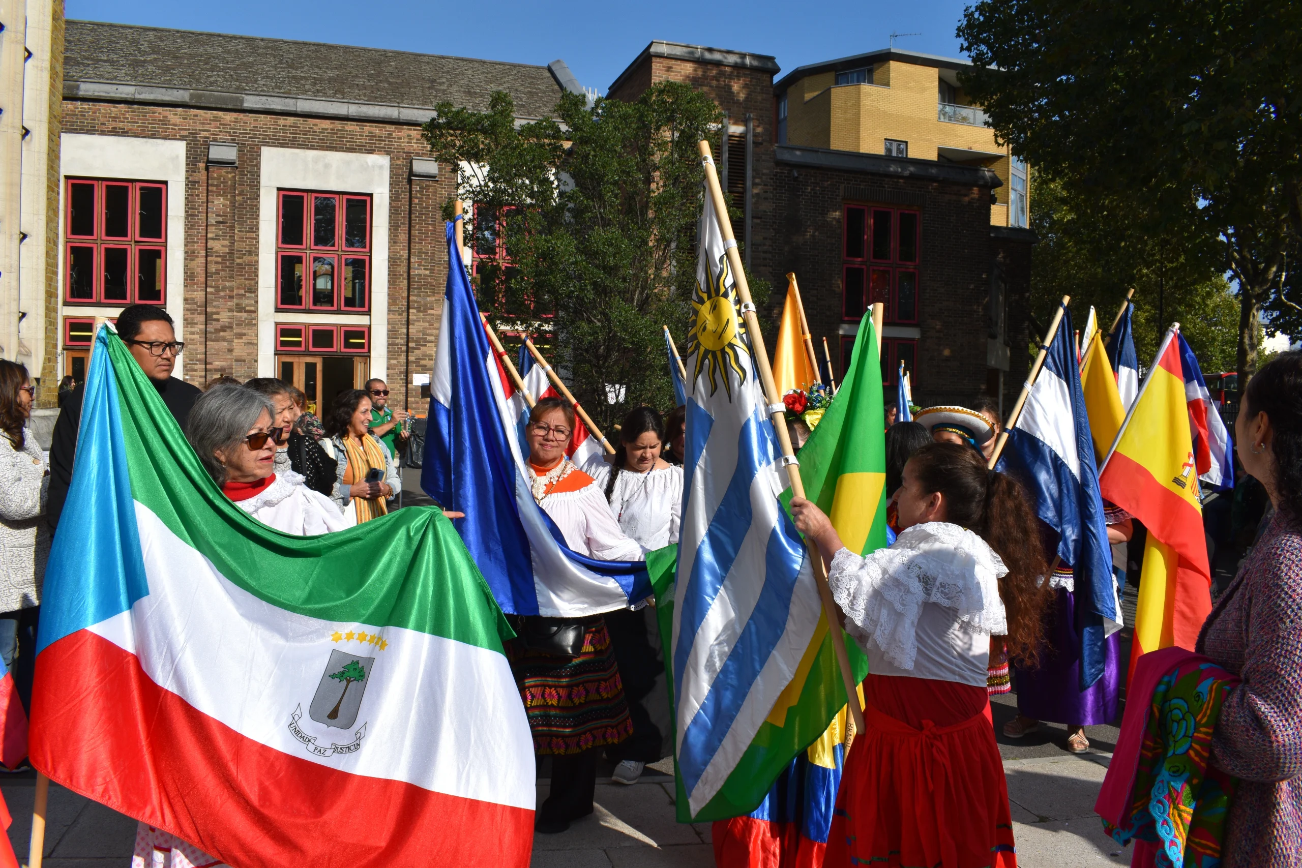 Comunidad latina afectada por reglas para Reino Unido ciudadanos con doble nacionalidad.