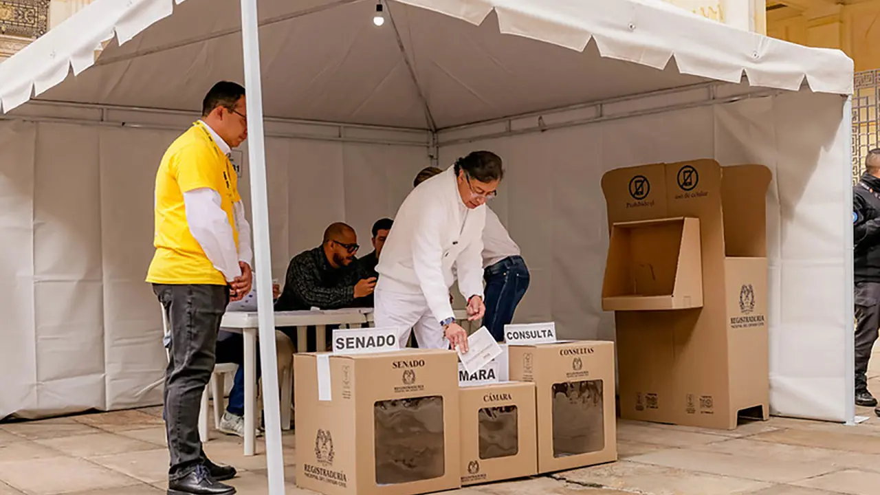 Congreso Colombia 2026 votación del presidente Gustavo Petro en mesa electoral