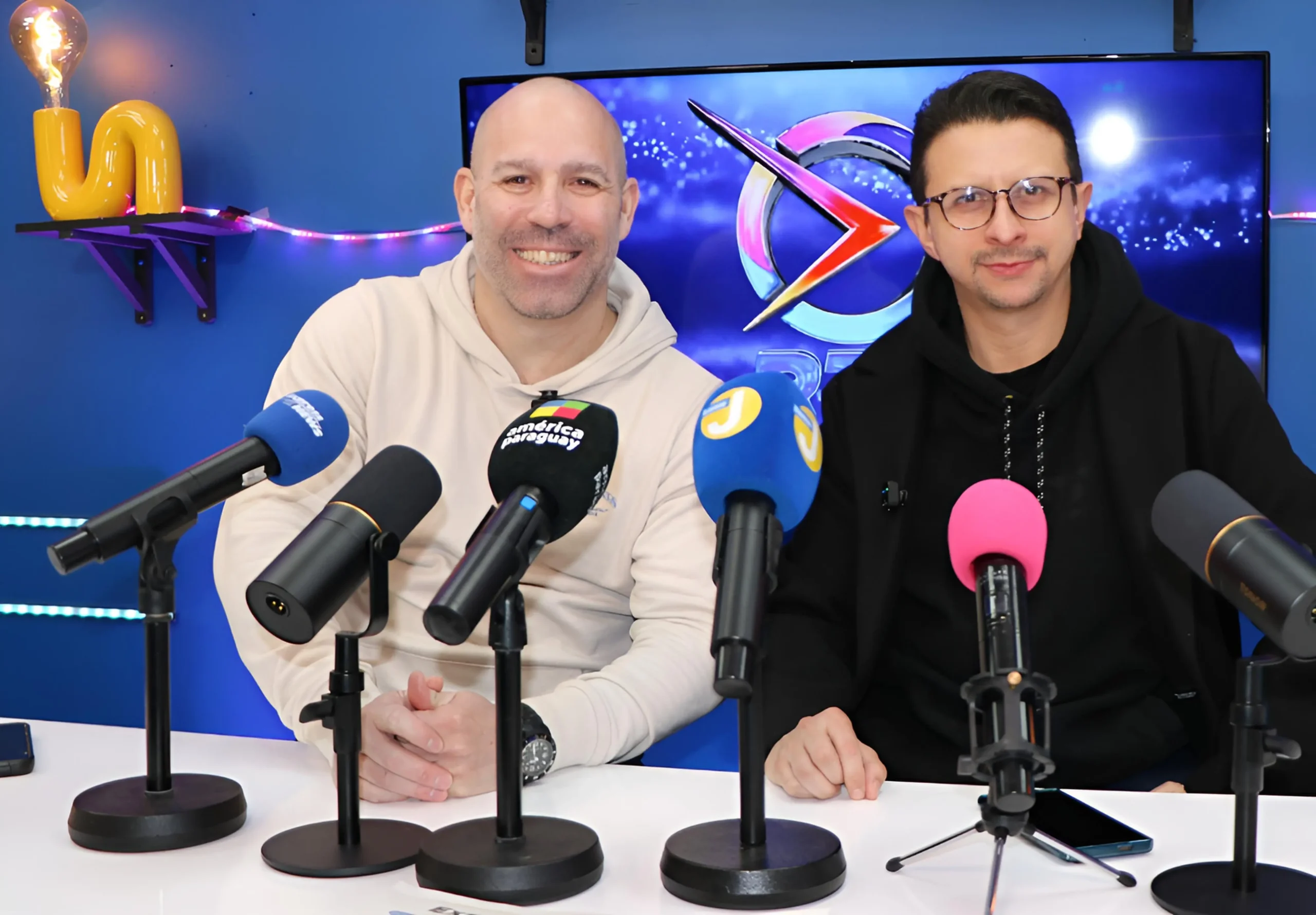 Alianza RTD y Paris City Paper con Ernesto Soto Beltran y Daniel Fernando Mejìa Lozano en estudio de grabación