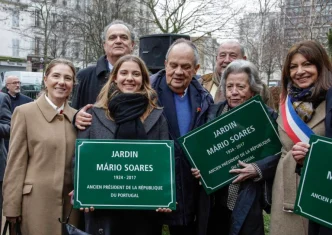 Mário Soares homenaje en París durante la inauguración del jardín con su nombre en el distrito 20.